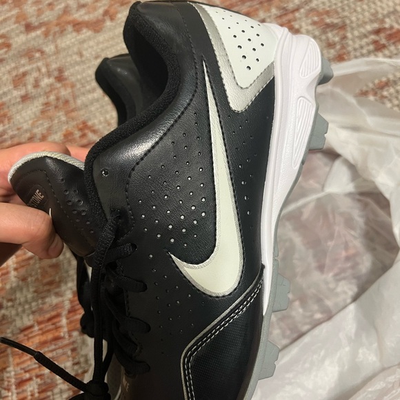 Free with purchase Nike baseball/softball cleats - Picture 5 of 5